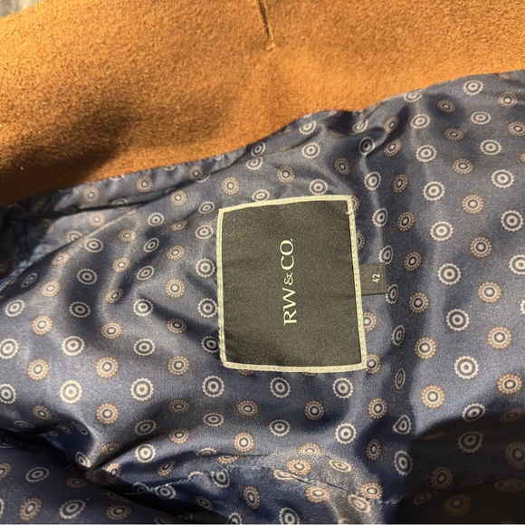 Classic Wool Coat With Tailored Collar - Picture 6 of 7